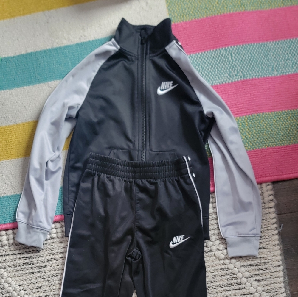 Nike boys set size 5-6 YRS